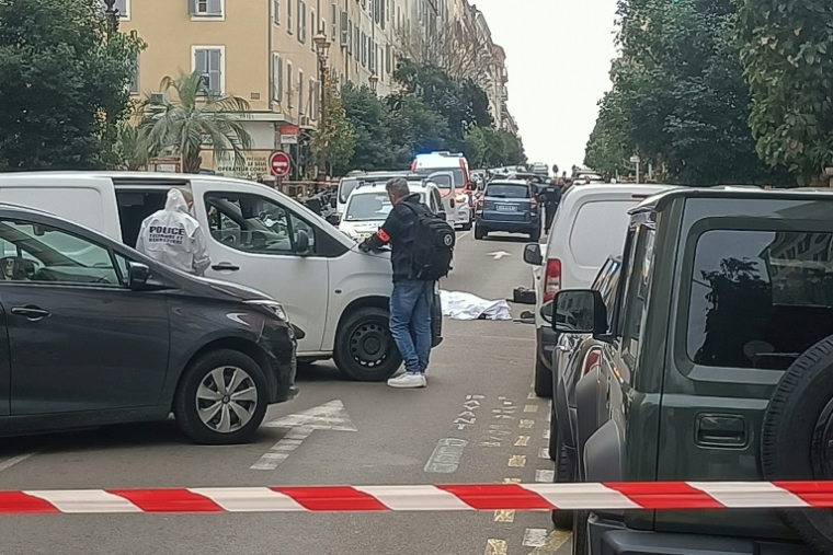 Des enquêteurs sur les lieux où un homme armé d'un couteau a été tué par la police, le 20 décembre 2025 à Ajaccio  ( AFP / Maureen COFFLARD )