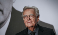 Le journaliste et écrivain français Bernard Pivot pose pour les photographes lors de l'ouverture du festival Lumière Grand Lyon