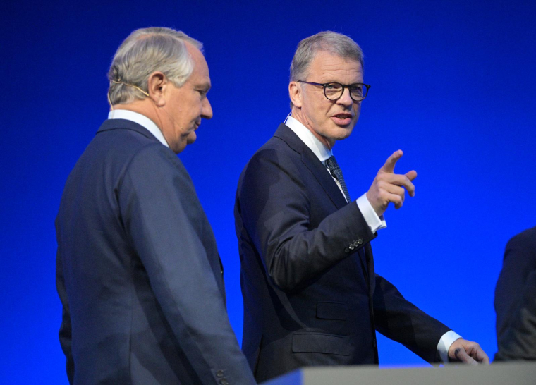 Le président du conseil de surveillance de Deutsche Bank, Alexander Wynaendts (gauche) et le président du directoire Christian Sewing (droite) lors de l'assemblée générale des actionnaires à Francfort, le 28 mai 2026 ( AFP / Hannes P. Albert )