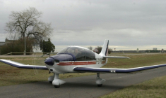 Un Robin DR 400 s'apprête à décoller, le 11 février 2002 à Prenois dans la Côte-d'Or ( AFP / CYRIL VILLEMAIN )