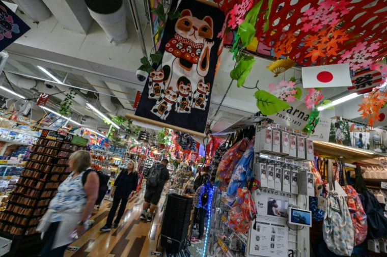Des clients dans un magasin du détaillant discount japonais Don Quijote, dans le quartier de Shibuya à Tokyo, le 21 avril 2025 ( AFP / Richard A. Brooks )