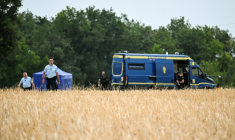 Des gendarmes près du site où sont menées des recherches pour retrouver le corps de Delphine Aussaguel, le 16 juillet 2026 à Villenue-sur-Vère, dans le Tarn ( AFP / Lionel BONAVENTURE )