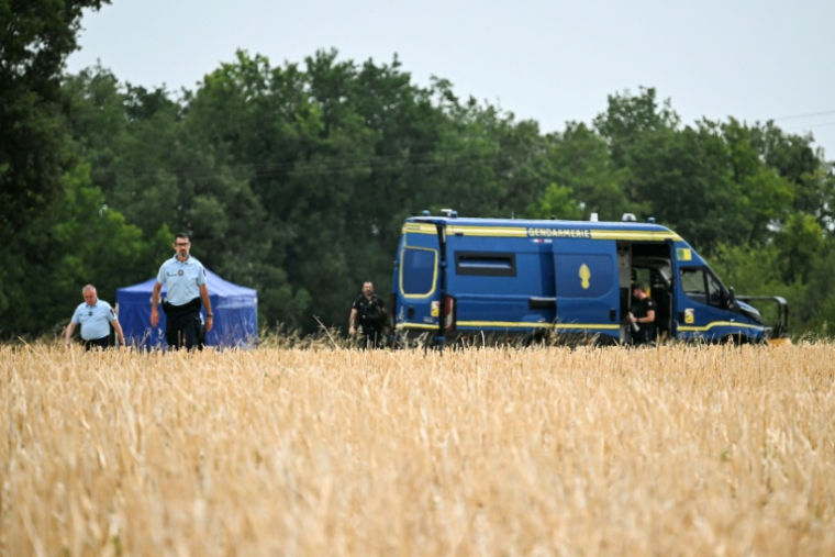 Des gendarmes près du site où sont menées des recherches pour retrouver le corps de Delphine Aussaguel, le 16 juillet 2026 à Villenue-sur-Vère, dans le Tarn ( AFP / Lionel BONAVENTURE )