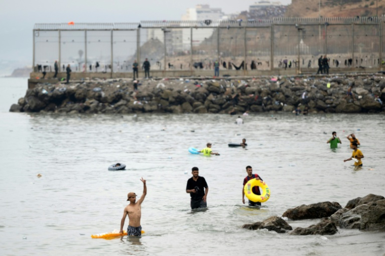 Des jeunes migrants arrivant à Ceuta en nageant le 31 juillet 2026 ( AFP / JORGE GUERRERO )