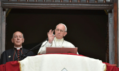 Photo fournie par l'Osservatore Romano montrant le cardinal péruvien Juan Luis Cipriani (G) au côté du pape François, le 21 janvier 2018 à Lima ( OSSERVATORE ROMANO / HO )