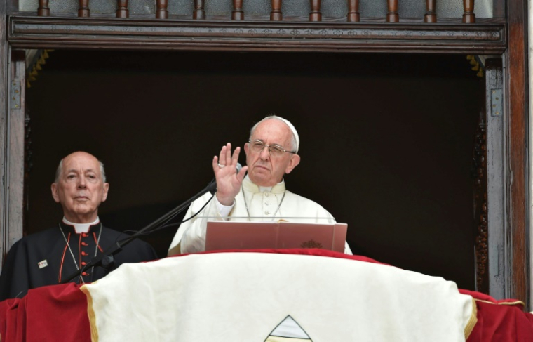 Photo fournie par l'Osservatore Romano montrant le cardinal péruvien Juan Luis Cipriani (G) au côté du pape François, le 21 janvier 2018 à Lima ( OSSERVATORE ROMANO / HO )