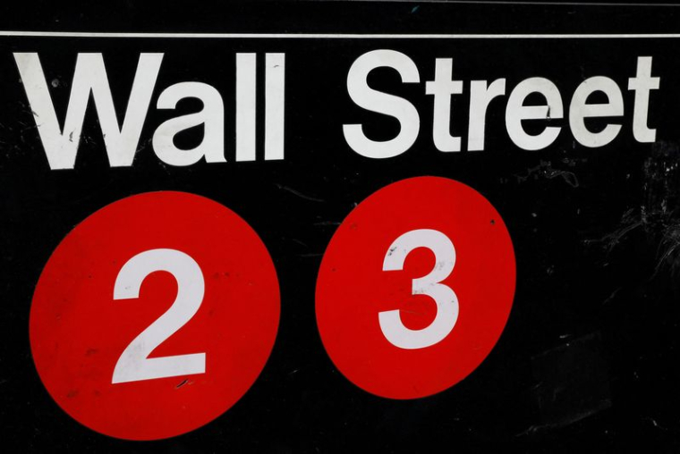 Un panneau indiquant la station de métro Wall Street est visible dans le quartier financier de New York