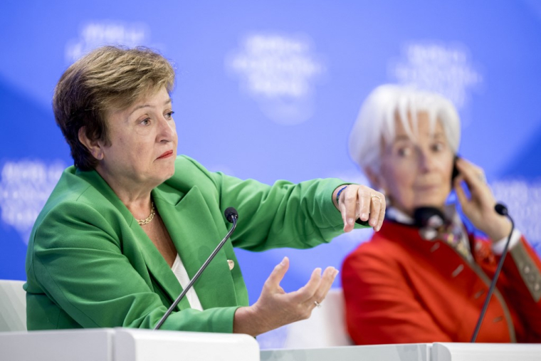 Kristalina Georgieva et Christine Lagarde à Davos, en Suisse, le 24 janvier 2025. ( AFP / FABRICE COFFRINI )