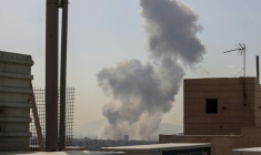 Un panache de fumée s'élève au-dessus d'un secteur de Téhéran alors que les Etats-Unis et Israël ont lancé des frappes sur l'Iran, le 28 février 2026 ( AFP / ATTA KENARE )