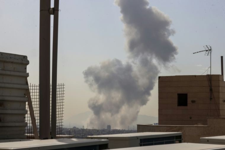 Un panache de fumée s'élève au-dessus d'un secteur de Téhéran alors que les Etats-Unis et Israël ont lancé des frappes sur l'Iran, le 28 février 2026 ( AFP / ATTA KENARE )
