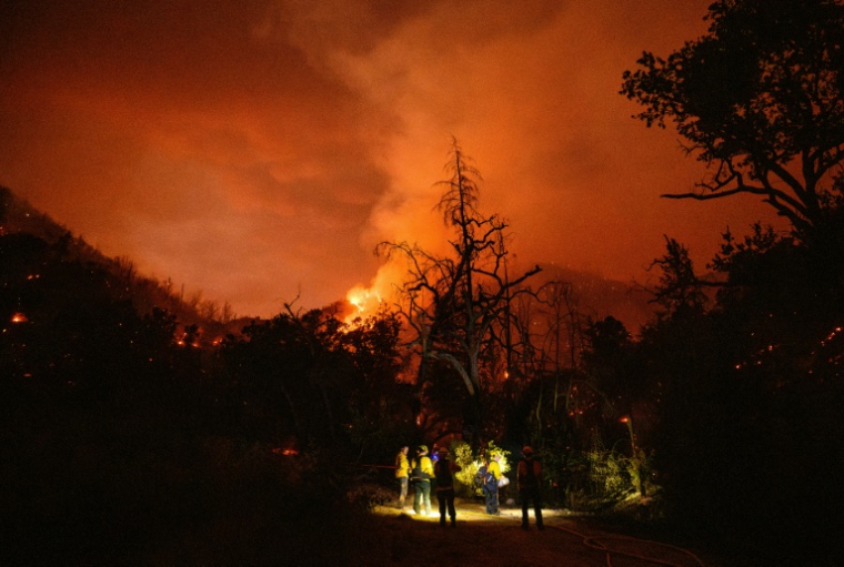 Des pompiers luttent contre les flammes à Calistoga, en Californie, le 21 août 2025 ( AFP / JOSH EDELSON )