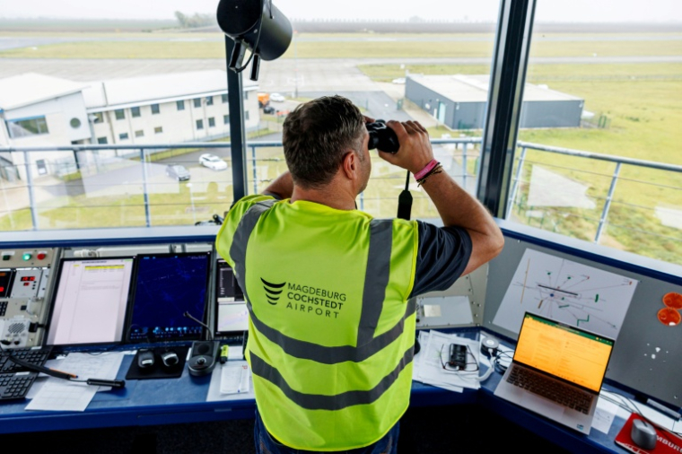 Un contrôleur aérien surveille l'aérodrome de Cochstedt et du centre national d'essais pour les systèmes d'aéronefs sans pilote du Centre aérospatial allemand (DLR), le 8 octobre 2025 dans l'est de l'Allemagne ( AFP / JENS SCHLUETER )