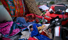 Des gens dorment dans la rue après une série de séismes, à Palin, au Guatemala, le 9 juillet 2025 ( AFP / JOHAN ORDONEZ )