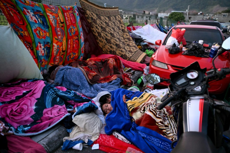Des habitants dorment dans la rue après une série de séismes, à Palin, au Guatemala, le 9 juillet 2025 ( AFP / JOHAN ORDONEZ )