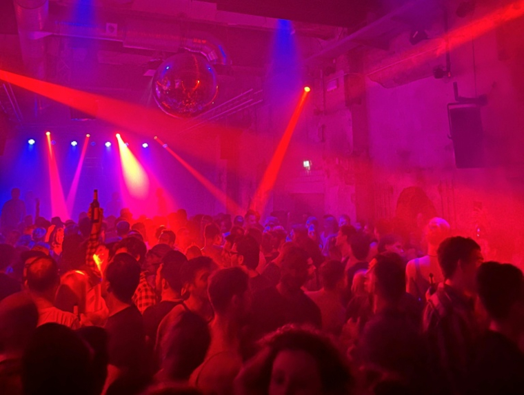 Le club SchwuZ, le plus ancien et le plus grand club queer d'Allemagne, lors d'une soirée, le 11 octobre, 2025 à Berlin ( AFP / Pierrick YVON )