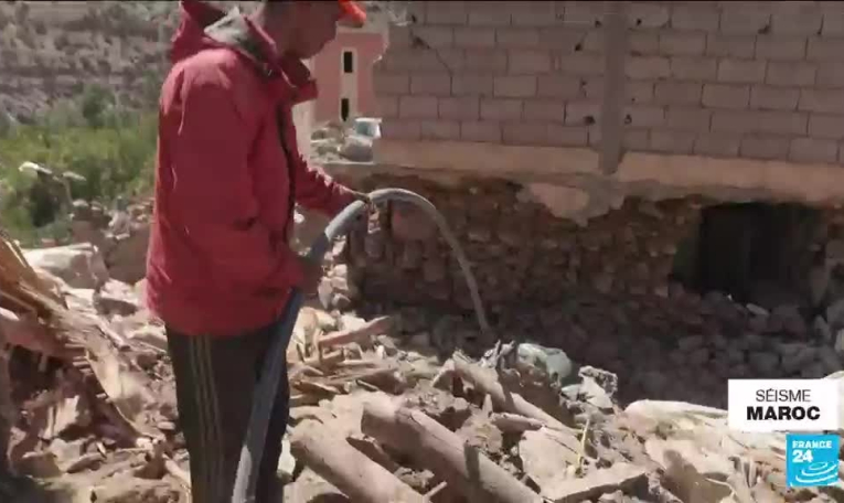 Séisme au Maroc : sous des tentes, sans accès à l'eau, les rescapés tentent de survivre