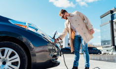 Pendant que les batteries des voitures électriques se rechargent, les recettes fiscales s’évaporent. (crédit: Adobe Stock)