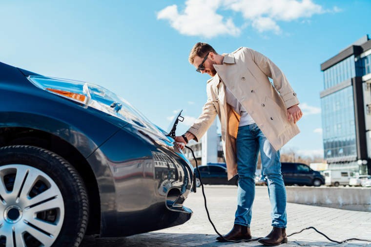 Pendant que les batteries des voitures &eacute;lectriques se rechargent, les recettes fiscales s&rsquo;&eacute;vaporent. (cr&eacute;dit: Adobe Stock)