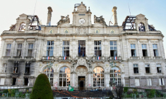 La mairie de Limoges incendié la veille lors d'une manifestation contre la vie chère, le 18 octobre 2026 ( AFP / Pascal LACHENAUD )