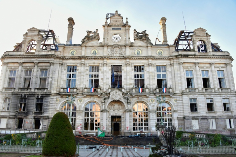 La mairie de Limoges incendié la veille lors d'une manifestation contre la vie chère, le 18 octobre 2026 ( AFP / Pascal LACHENAUD )