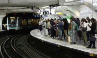 Des usagers attendent sur le quai de la ligne 9 à la station de métro Nation, lors d'une journée de grève, le 18 septembre 2025 à Paris ( AFP / GEOFFROY VAN DER HASSELT )