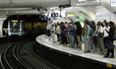 Des usagers attendent sur le quai de la ligne 9 à la station de métro Nation, lors d'une journée de grève, le 18 septembre 2025 à Paris ( AFP / GEOFFROY VAN DER HASSELT )