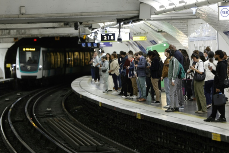 Des usagers attendent sur le quai de la ligne 9 à la station de métro Nation, lors d'une journée de grève, le 18 septembre 2025 à Paris ( AFP / GEOFFROY VAN DER HASSELT )