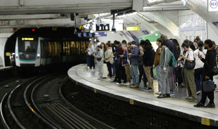 Des usagers attendent sur le quai de la ligne 9 à la station de métro Nation, lors d'une journée de grève, le 18 septembre 2025 à Paris ( AFP / GEOFFROY VAN DER HASSELT )