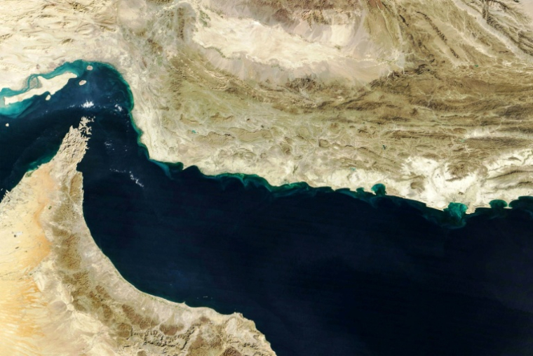 Image en couleur naturelle fournie par Modis sur le satellite Terra de la Nasa, prise le 5 février 2025, montrant le golfe d'Oman et la région de Makran (c) dans le sud de l'Iran et le sud-ouest du Pakistan, ainsi que le détroit d'Ormuz (g) et la côte nord d'Oman (en bas) ( NASA Earth Observatory / - )