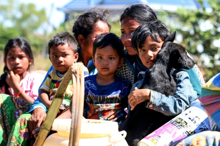 Photo diffusée par l'Agence Kampuchea Press (AKP), le 15 décembre 2025, montrant des habitants évacuant la province de Siem Reap, au Cambodge, après des frappes aériennes dans un contexte d'affrontements le long de la frontière entre le Cambodge et la Thaïlande ( Agence Kampuchea Press (AKP) / Handout )