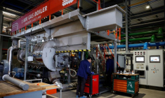 Des employés travaillent sur une chaudière à gaz lors de l'inauguration de l'Usine H2 d'ENGIE