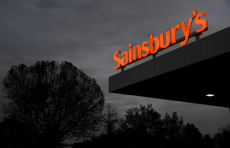 SAINSBURY'S ATTEND DANS LA MOROSITÉ LE FEU VERT AU RACHAT D'ASDA
