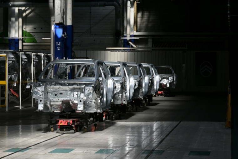 Des châssis de la nouvelle Citroën C5 Aircross sur une chaîne de montage de l'usine automobile Stellantis à Chartres-de-Bretagne, près de Rennes, le 3 juillet 2025 ( AFP / Damien MEYER )