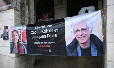 Une banderole représentant les Français Cécile Kholer et Jacques Paris détenus en Iran, lors d'un rassemblement pour leur libération, devant la mairie de Bayonne, le 7 mai 2025 ( AFP / Gaizka IROZ )
