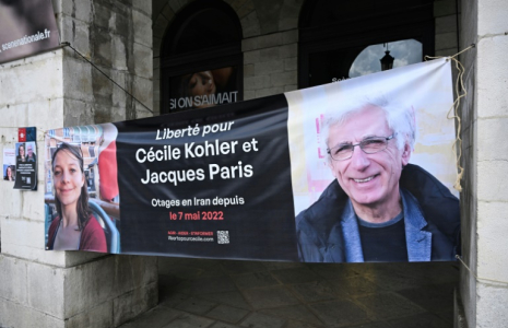 Une banderole représentant les Français Cécile Kholer et Jacques Paris détenus en Iran, lors d'un rassemblement pour leur libération, devant la mairie de Bayonne, le 7 mai 2025 ( AFP / Gaizka IROZ )