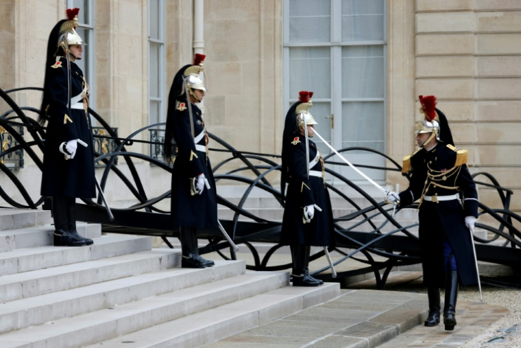 Des membres de la Garde républicaine devant le perron du palais de l'Elysée à Paris, le 22 janvier 2025 ( AFP / Ludovic MARIN )