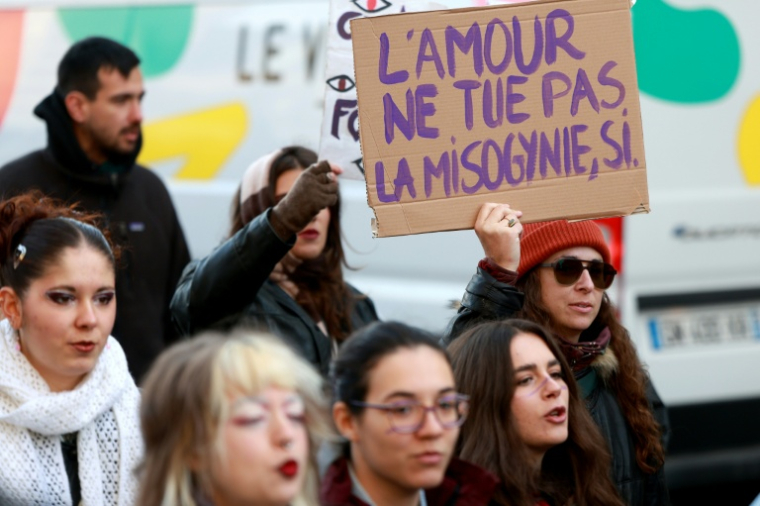 Des manifestantes contre les violences faites aux femmes, à Bordeaux, samedi 22 novembre 2025 ( AFP / ROMAIN PERROCHEAU )