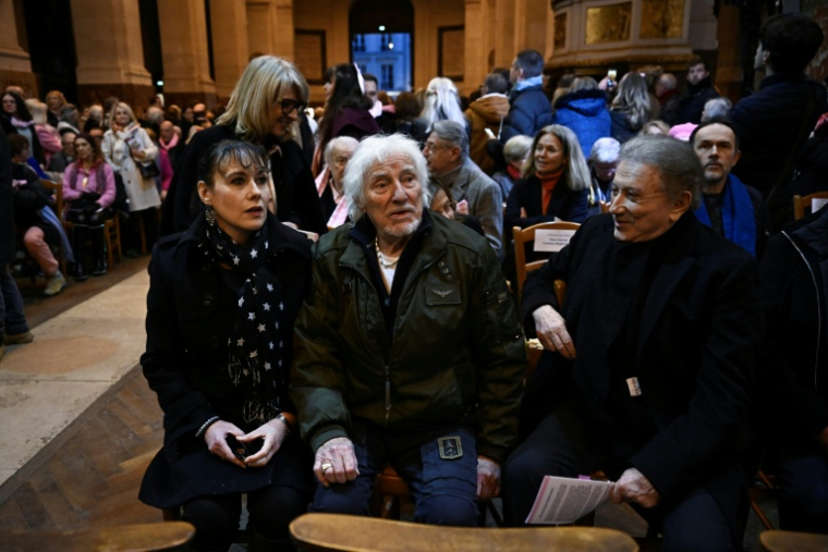 Le chanteur Hugues Aufray (c), sa femme Murielle (g) et Michel Drucker (d), assistent à une messe commémorative en l'honneur de la défunte actrice Brigitte Bardot à l'église Saint-Roch à Paris, le 28 janvier 2026 ( AFP / JULIEN DE ROSA )