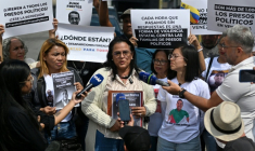 Des proches de prisonniers politiques s'adressent à la presse lors d'un rassemblement réclamant leur libération, devant la prison de l'Hélicoïde à Caracas, le 23 janvier 2026 ( AFP / Juan BARRETO )