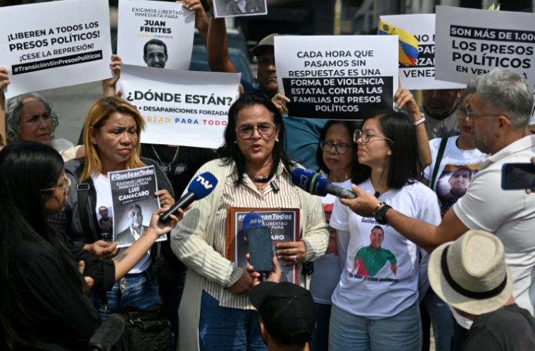 Des proches de prisonniers politiques s'adressent à la presse lors d'un rassemblement réclamant leur libération, devant la prison de l'Hélicoïde à Caracas, le 23 janvier 2026 ( AFP / Juan BARRETO )