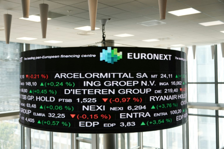 Des cours de la Bourse de Paris affichés dans le bâtiment d'Euronext à La Défense, le quartier d'affaires de Paris, le 10 mai 2024 ( AFP / DIMITAR DILKOFF )