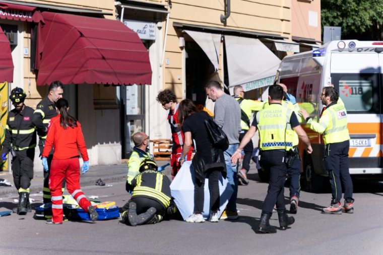 Des secouristes sur les lieux où un conducteur a renversé et blessé huit personnes, le 16 mai 2026 à Modène, dans le nord de l'Italie   ( AFP / Giorgia BASSOLI )