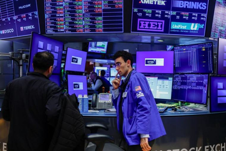 Des courtiers travaillent dans la salle des marchés de la Bourse de New York (NYSE), à New York