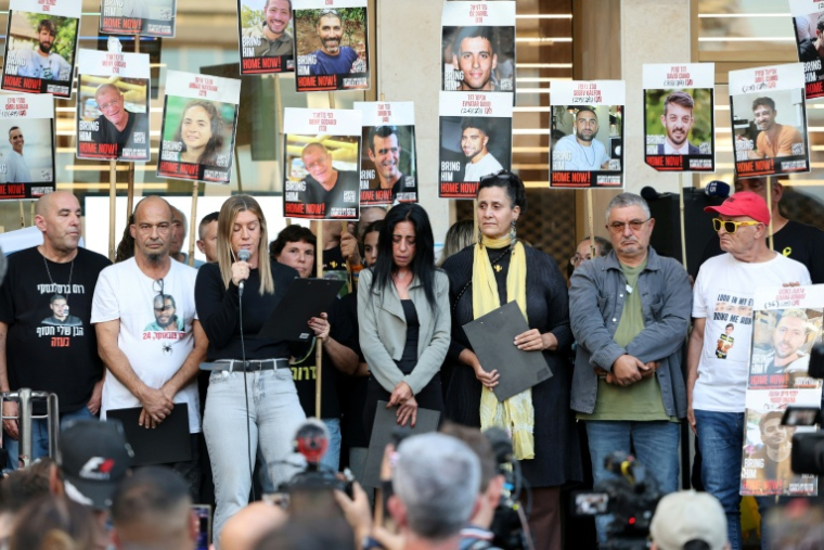 Rassemblement de proches des otages du Hamas, le 11 octobre 2025 à Tel-Aviv ( AFP / Jack GUEZ )