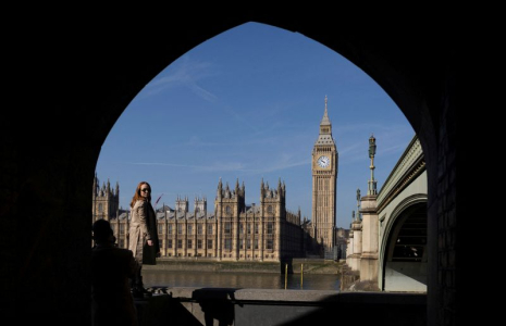 Une femme à côté de Big Ben, à Londres