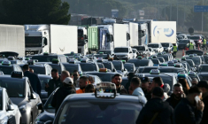 Des taxis bloquent un péage de l'autoroute A7 lors d'une manifestation contre le nouveau système de tarification des transports médicaux à Lançon-Provence (Bouches-du-Rhône) le 2 décembre 2024 ( AFP / CHRISTOPHE SIMON )