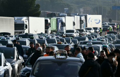 Des taxis bloquent un péage de l'autoroute A7 lors d'une manifestation contre le nouveau système de tarification des transports médicaux à Lançon-Provence (Bouches-du-Rhône) le 2 décembre 2024 ( AFP / CHRISTOPHE SIMON )