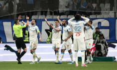 Les joueurs marseillais en discussion avec l'arbitre lors du match contre Nice, le 26 avril 2026 au Vélodrome ( AFP / Thibaud MORITZ )