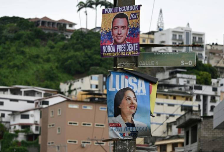 Des affichent représentant le président de l'Équateur et candidat à la présidentielle Daniel Noboa (en haut) et la candidate de gauche à la présidentielle Luisa Gonzalez dans une rue de Guayaquil, en Équateur, le 11 avril 2025 ( AFP / Raul ARBOLEDA )