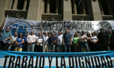 Des dirigeants de la Confédération générale du travail (CGT), des syndicats et des membres des tribunaux du travail lors d'un rassemblement devant le palais de justice de Buenos Aires pour soutenir une action en justice contre la réforme du travail du président argentin Javier Milei, le 2 mars 2026 ( AFP / Juan Mabromata )